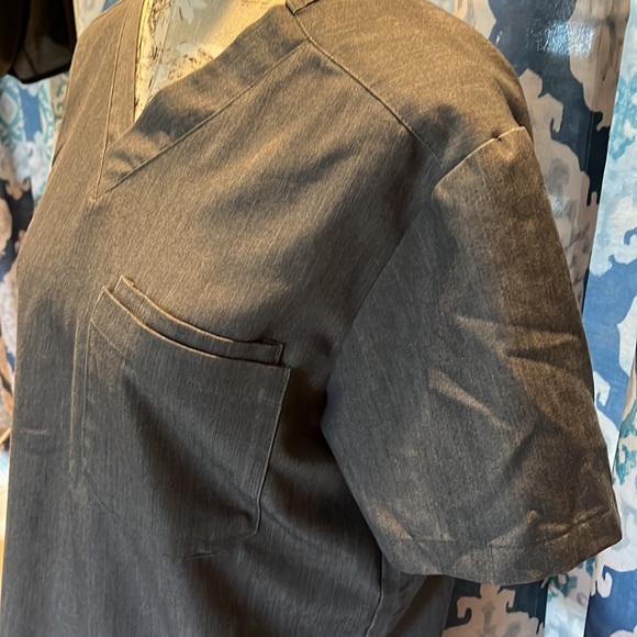 Figs Technical gray v neck front pocket scrub top size small - Picture 5 of 10